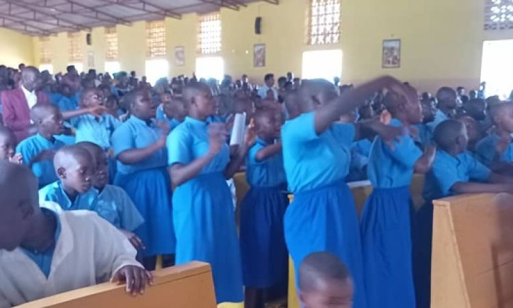 KAYOGORO : AVEC LES ENFANTS SUR LES TRACES DE SAINT JEAN BOSCO.